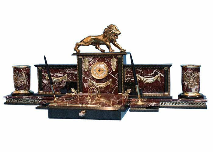 Table set of jasper "Lion" with clock