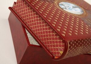 Книга в кожаном переплёте "Русская венера"
