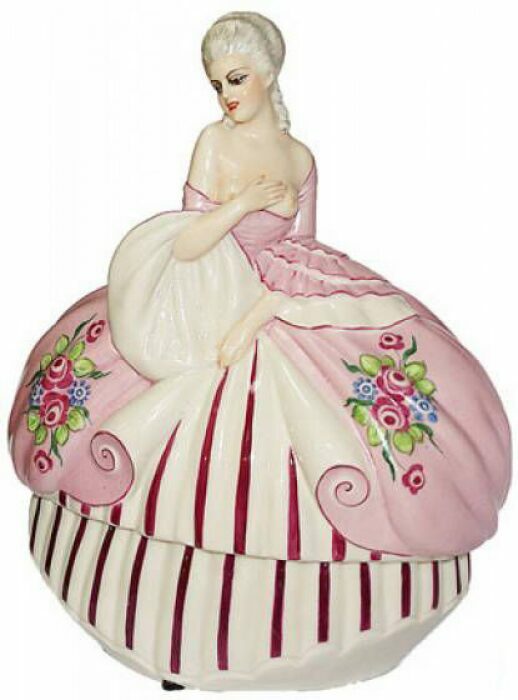 Statuette-box "Lady in a pink dress"