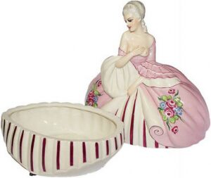 Statuette-box "Lady in a pink dress"