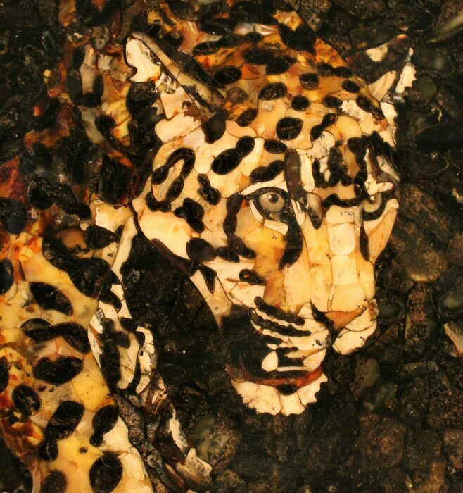 Панно из янтаря "Леопард"
