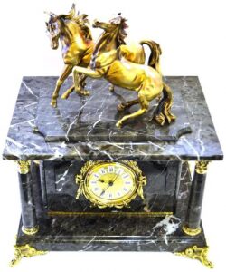 Часы-сейф из серого мрамора "Лошадки"