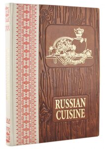 Книга в кожаном переплете "Русская кухня" на китайском