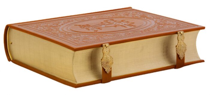 Книга в кожаном переплете "Библия" на замках