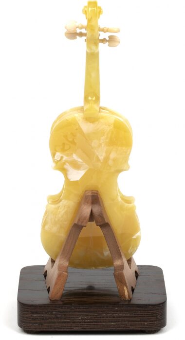 Статуэтка из янтаря "Скрипка"