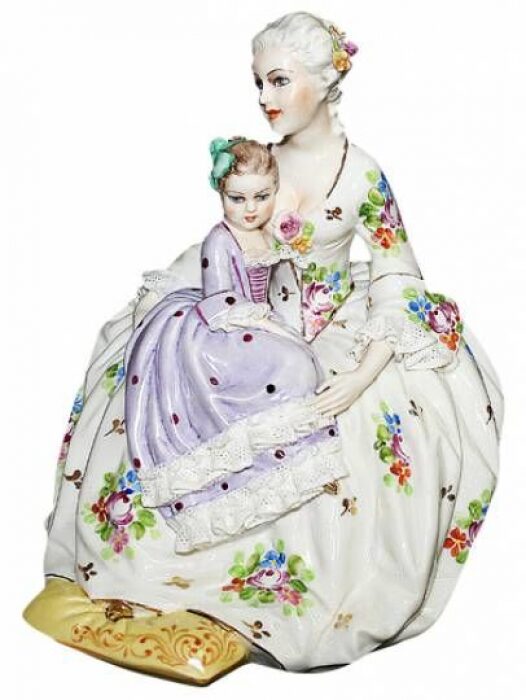 The statuette "Mother and daughter"