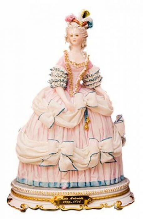 The sculpture "Marie Antoinette" is colored