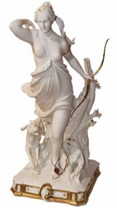 Statuette "Diana - the goddess of hunting", color: bone