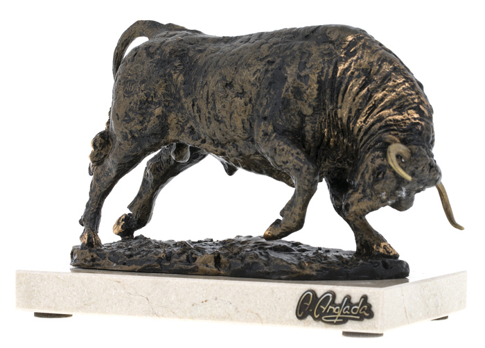 Скульптура "Бык" (Bull)
