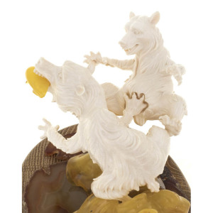 Статуэтка из бивня мамонта и янтаря "Медведи на рыбалке"