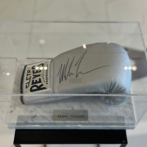 Боксерская перчатка с автографом Майка Тайсона, мрамор белый