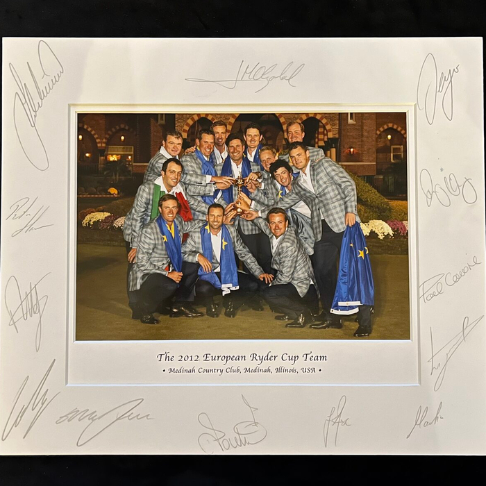 Фото с автографами двенадцати игроков в гольф и их капитана команды Хосе Мария Оласабаля.