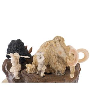 Скульптура из бивня мамонта, рогов носорога и лося "Охота на мамонта"