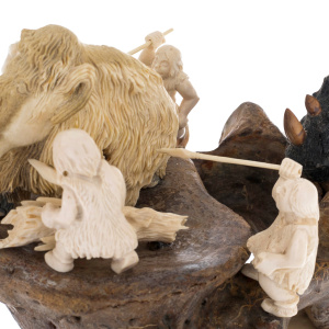 Скульптура из бивня мамонта, рогов носорога и лося "Охота на мамонта"
