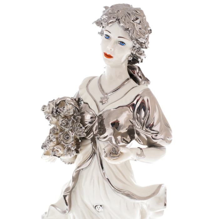 Статуэтка из фарфора  "Дама с корзиной цветов"