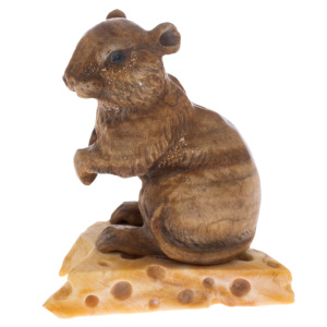 Скульптура из ангидрита "Мышь на сыре"