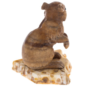 Скульптура из ангидрита "Мышь на сыре"