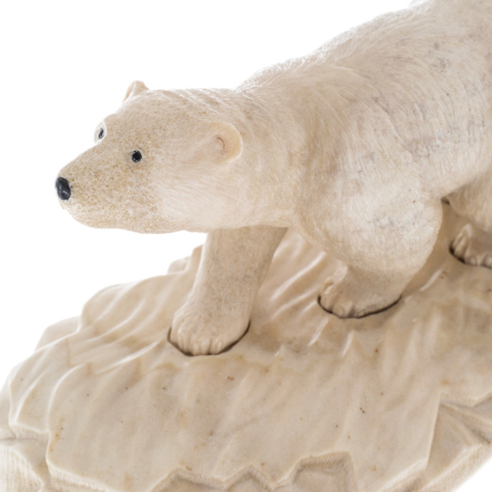 Скульптура из рога лося "Белый медведь" на подставке