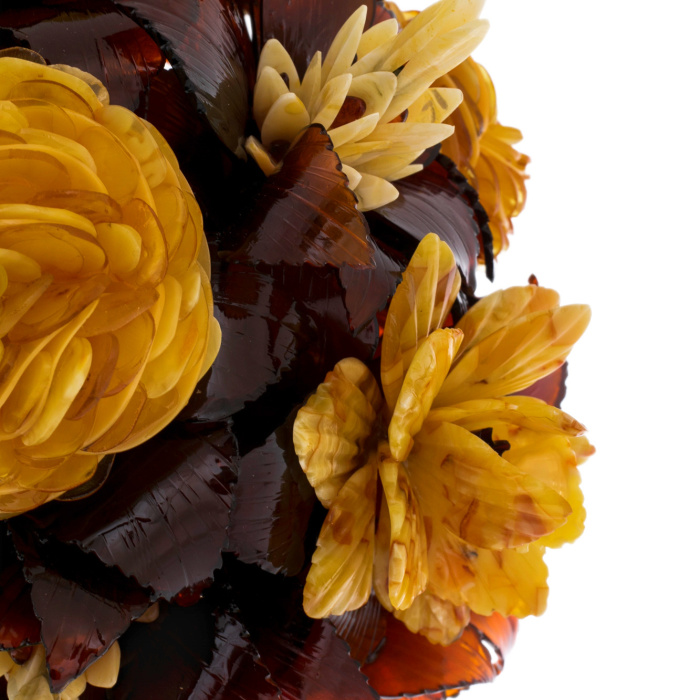 Onyx vase with amber roses